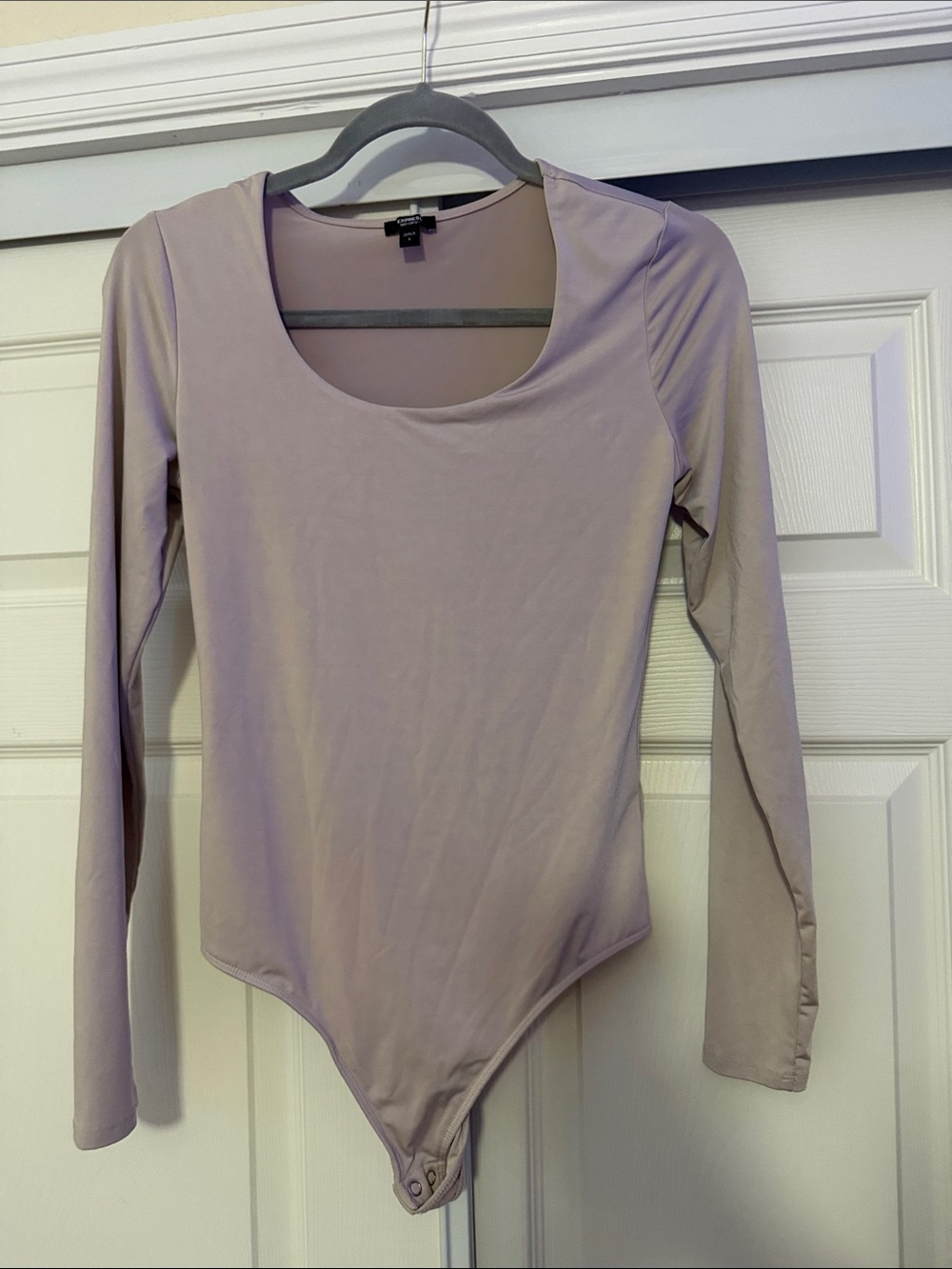 Express body contour Long-Sleeve Scoop Neck Bodysuit tan
